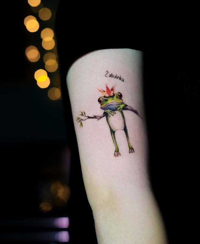Tatuaż wykonany przez Violettę Lutattoo — Kolorowa żabka